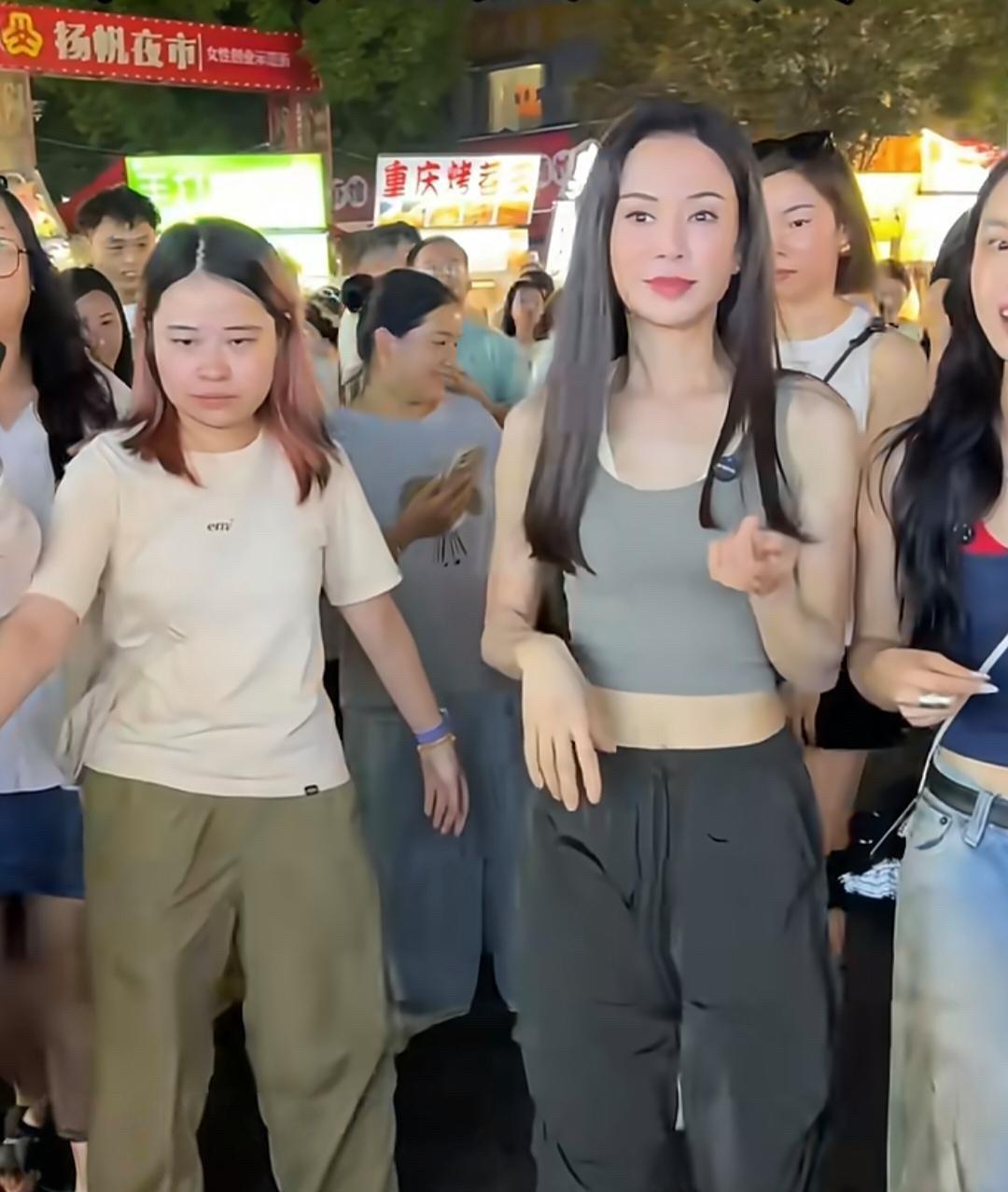 59岁李若彤长沙夜市炸街！
一件灰色小背心搭配休闲裤，腰部线条紧致无赘肉，皮肤状