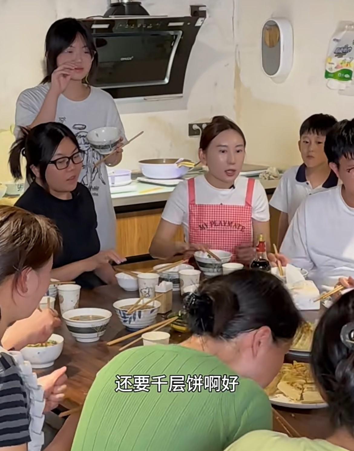 亚慧这心里啊，真是像被泼了盆凉水，一下从头凉到脚。从大清早跟着高航开车一个多小时