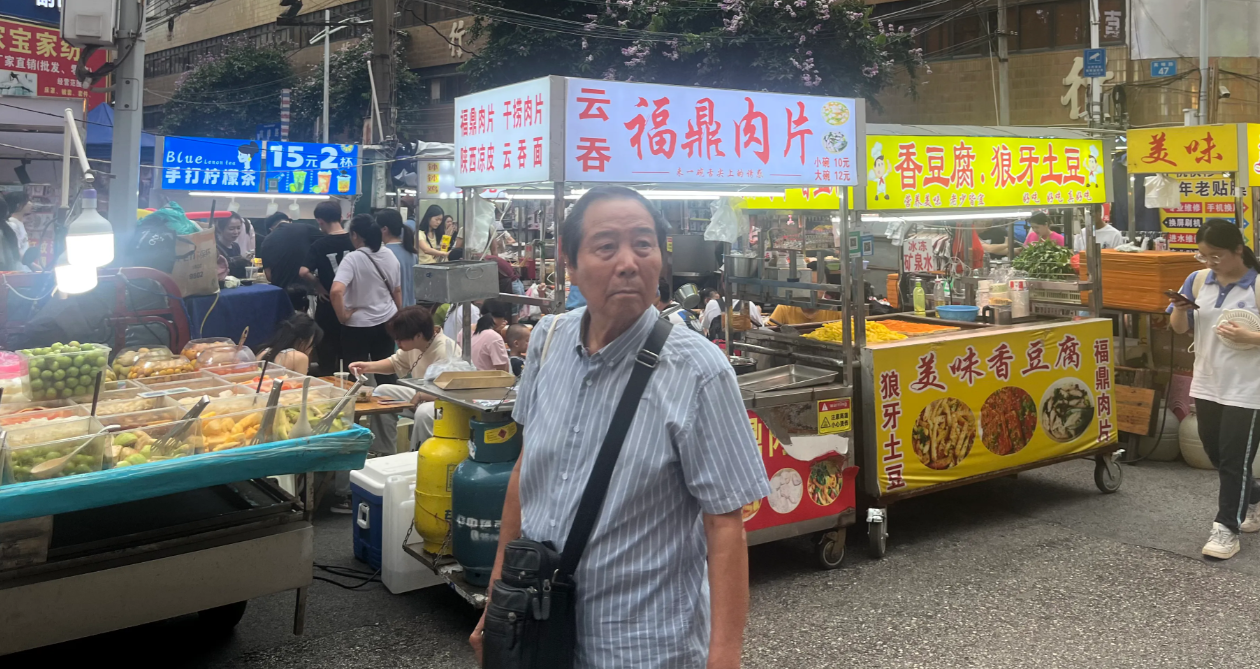 地摊要是再这样泛滥下去，南宁很多行业将被洗牌： 
1.粉店大部分将倒闭，竞争不过