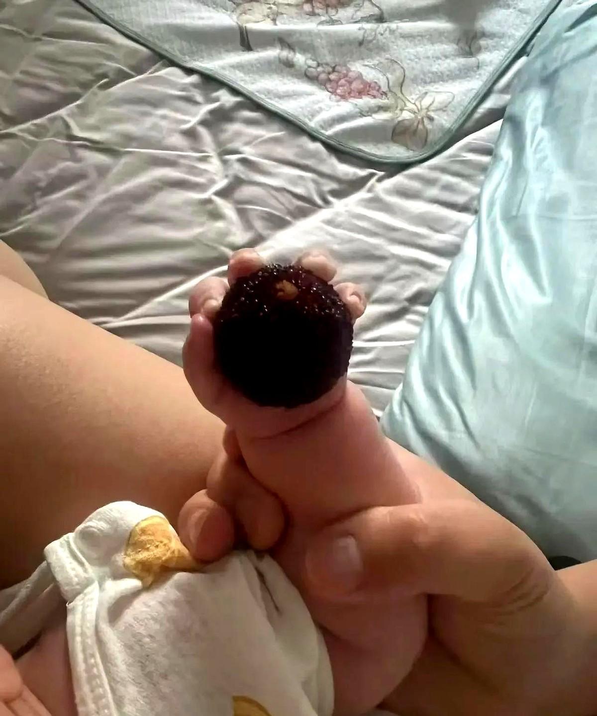 人类幼崽也太好玩了吧！
爸妈每天最大的快乐就是“花式玩娃”！
看着宝宝那肉乎乎、