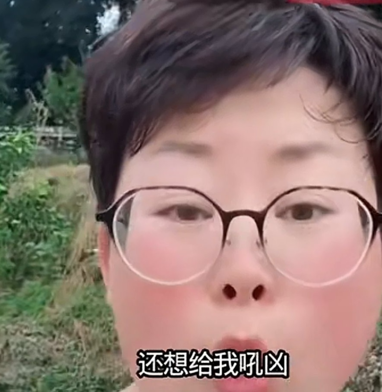玉酱在自家地里直播凶巴巴，又吼起来，火气层层往上冒，对直播间里的黑粉狠狠的较量，