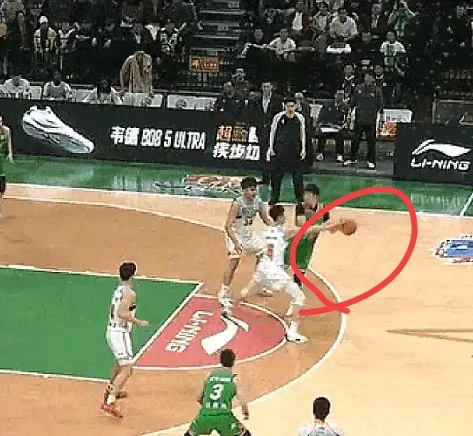 恕我直言，赵继伟这球根本没回场。新疆球员碰到了，没有回场！
是新疆6号捅回去的！