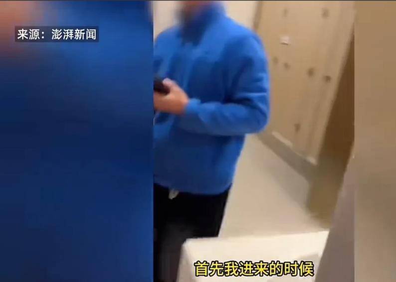 陕西西安，某大学校园内，一女大学生准备上厕所，结果却发现一名男子正蹲在厕所里偷拍