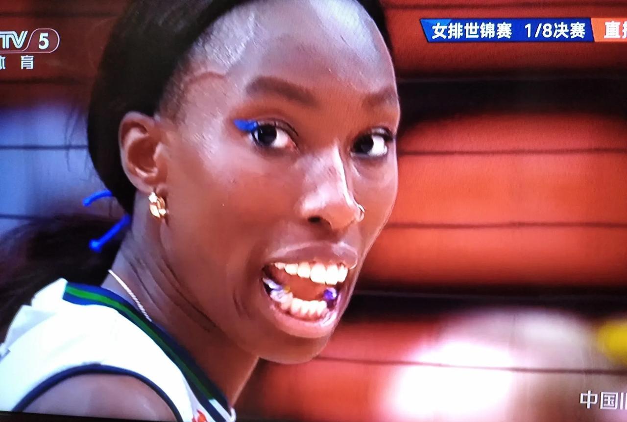 看了意大利女排对德国队，感觉意大利女排的强扣和拦网太恐怖了。尤其是第三局，几乎形