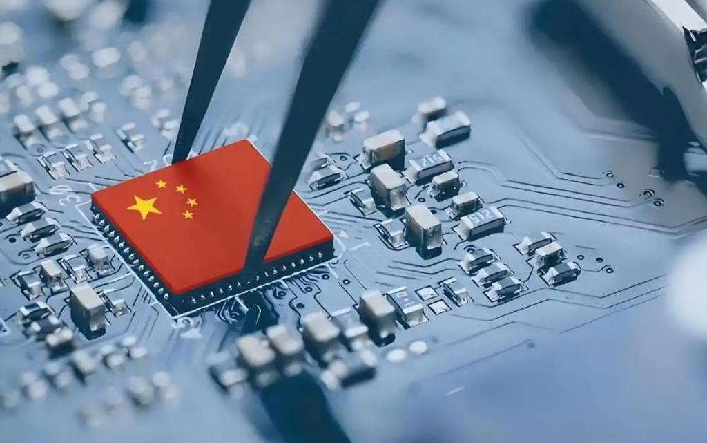 中美芯片之争，美国浪费了四年才发现自己上当了，在这四年中，中国采用你打你的，我打