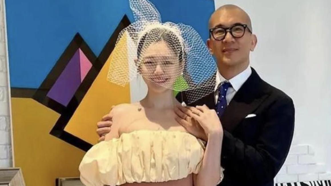 大S长眠台北金宝山玫瑰园，具俊晔捧骨灰盒泣不成声，家人泪洒墓园。