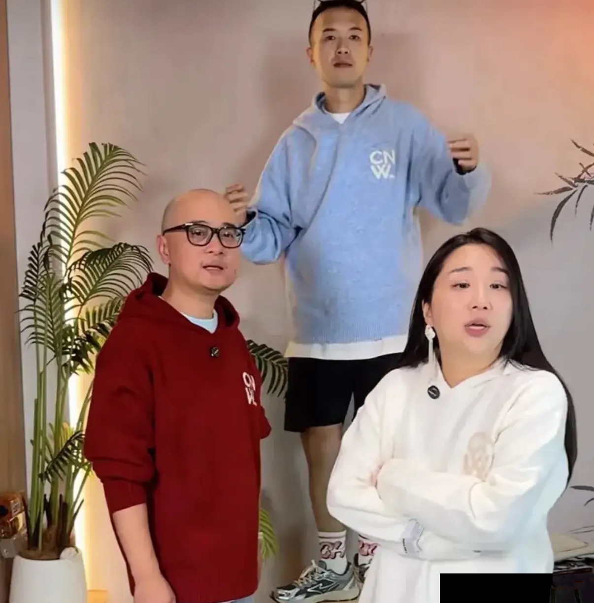 傅首尔在镜头前委屈落泪，这段画面让人感慨她的境遇变化。曾几何时，她以家庭生活为素