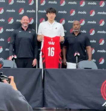杨瀚森拿着16号球衣亮相发布会，杨瀚森让开拓者得到更多关注

杨瀚森来到波特兰开