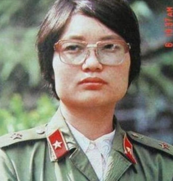 1986年，23岁女医护刘亚玲借用回家探亲的名义，偷偷跑到老山前线救治伤员战士，
