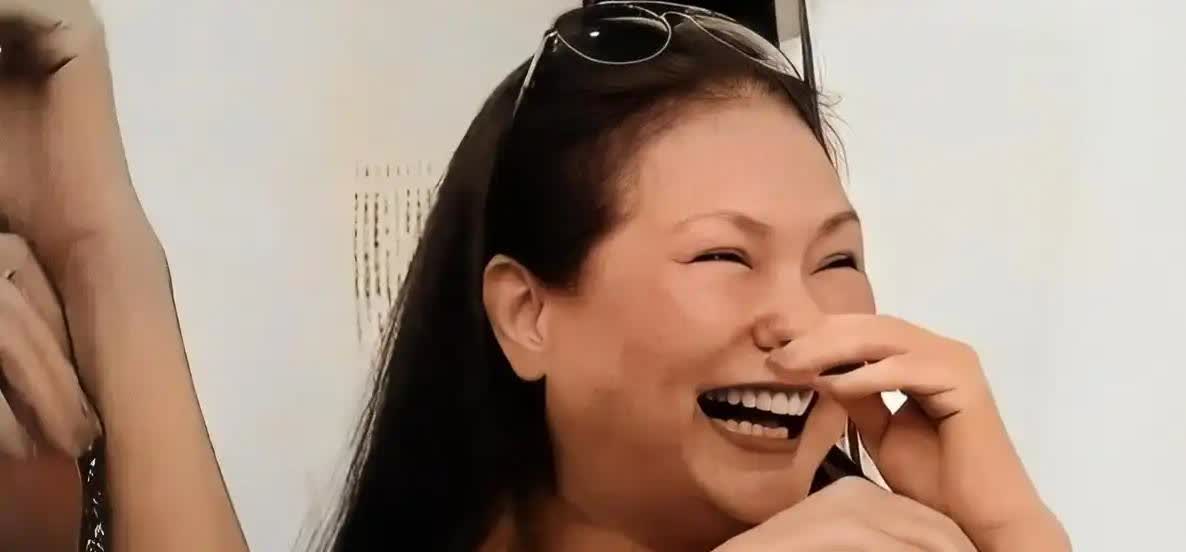 s妈黄春梅装都不装了，
直接0帧起手，
开始向汪小菲要钱了，甚至已经到了疯魔