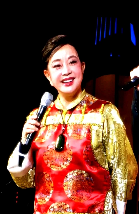 刘晓庆70岁北美商演状态震惊全网！牛仔裤旅游鞋配玉佩闯三城，下飞机鸡窝头直接炸成