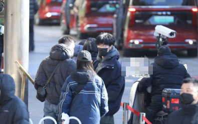 谁的青春DNA狠狠动了！周传雄现身春晚联排太惊喜，背影像清爽男大，走近竟是情歌王