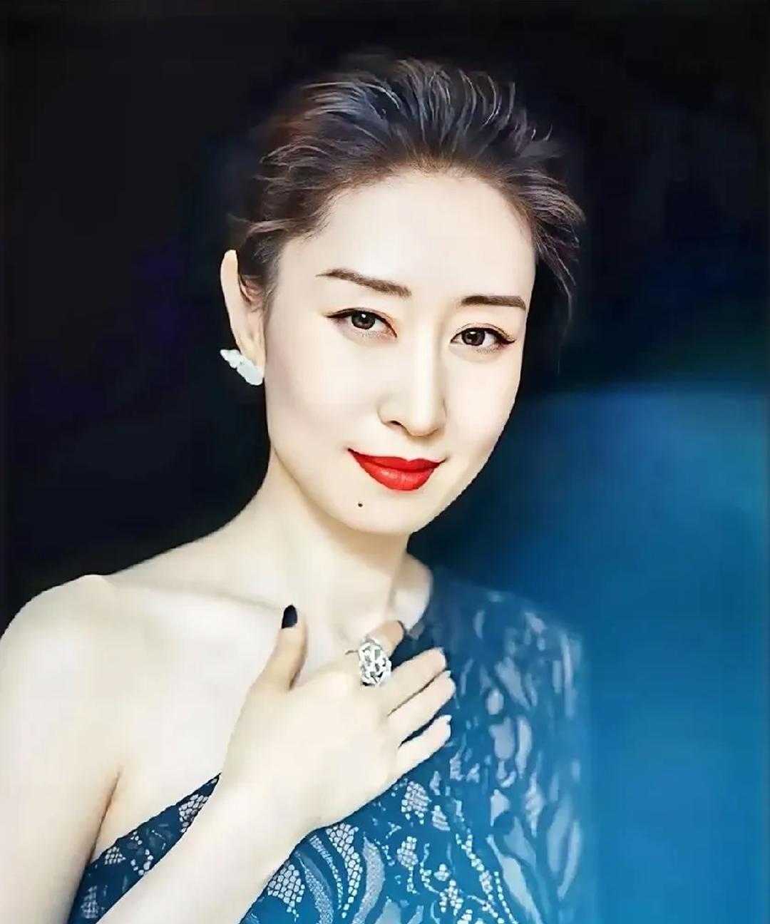 刘敏涛九三晚会演哭全网，
央视连夜专访，
网友盛赞演技开挂。
离婚后她一路逆袭，