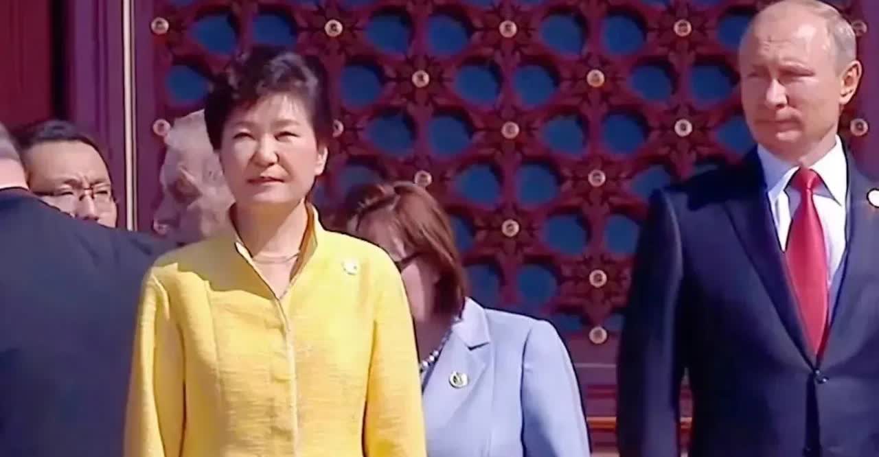 在2015年，韩国总统朴槿惠在受着美方等西方国家一边倒的压力下 ，坚持出席中国的