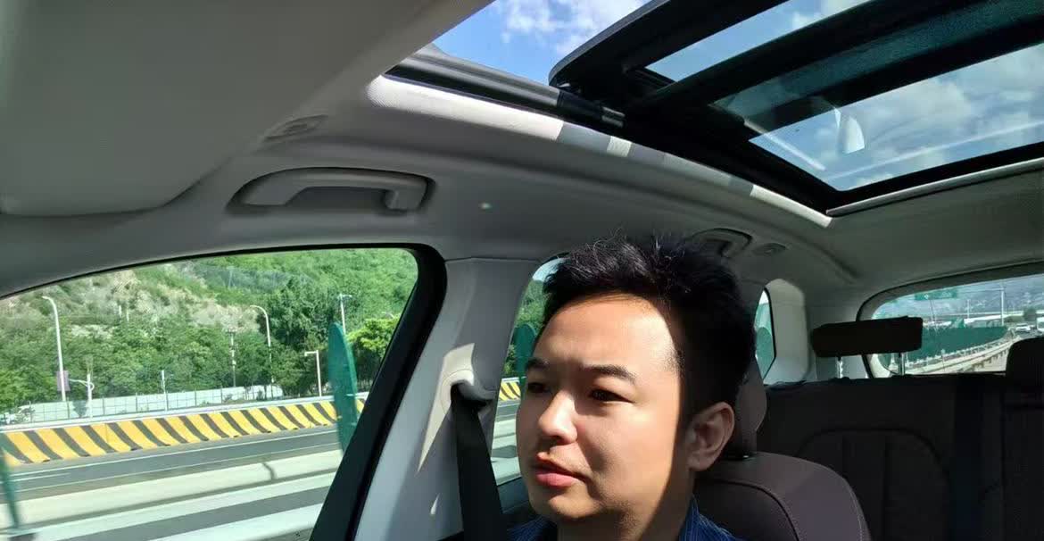 我发现今年我特别喜欢打开天窗让阳光晒着脑门子开车，可惜能开天窗的车越来越少了。今