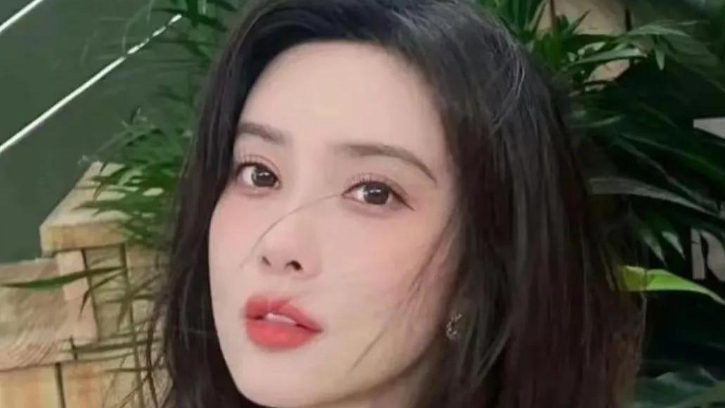 孟子义卸妆后眼睛立小，状态真实可爱，妆容前后各有魅力