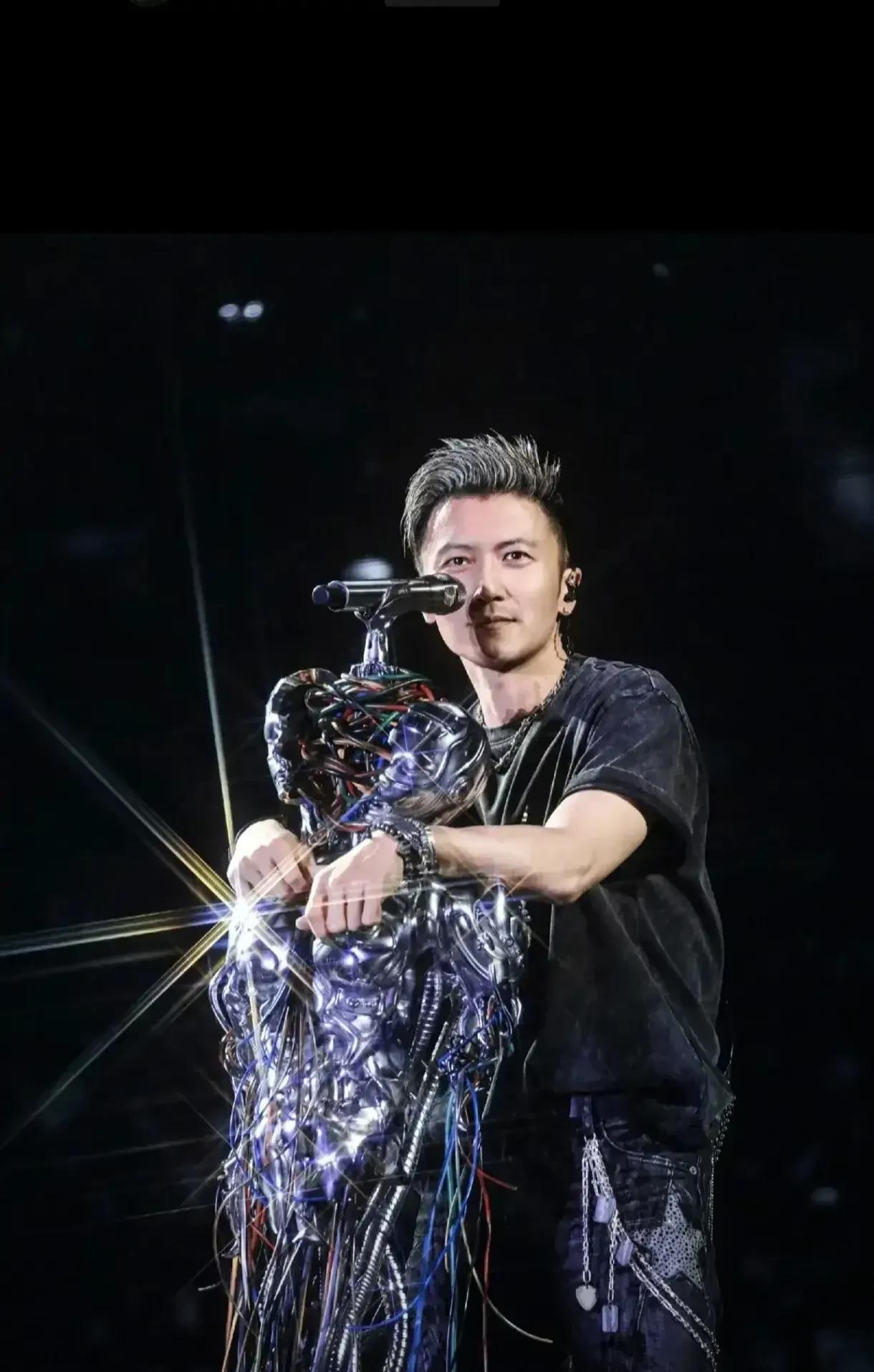 谢霆锋在杭州演唱会上说，对不起，我还是放不下三个孩子。谢霆锋，你说的是真话，就让