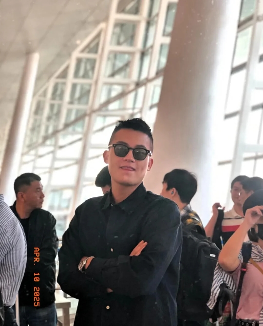 欧豪太帅了！戏里戏外皆是高光！就喜欢看他墨镜一戴，谁也不爱的痞帅气质！欧豪真的是