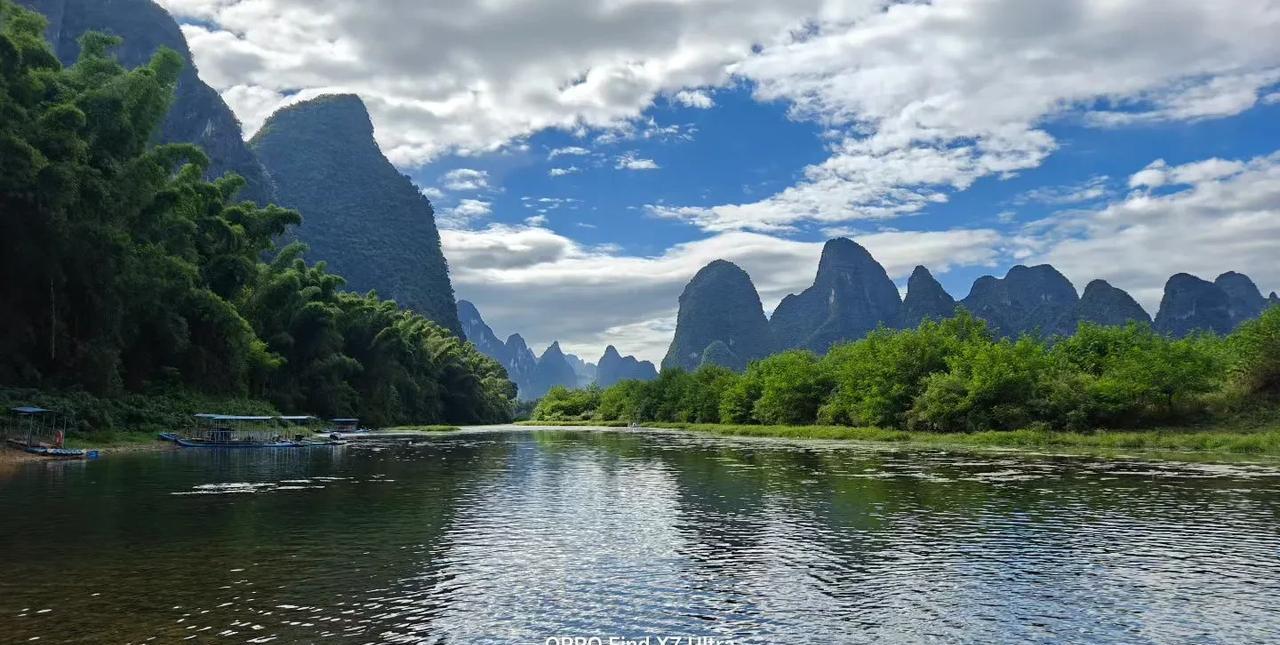 一个家最好的状态，是将干净、烟火与书香完美融合。干净是家的底色，让生活井然有序；