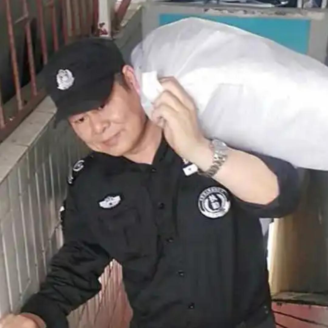 四十多岁去做保安出头机会还是比较大的，因为现在当保安的人大部分都是年龄大的群体，