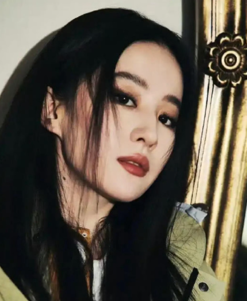 哇塞!神仙姐姐造型又“杀疯”啦，朋克叛逆风帅出天际，超绝骨相轻松拿捏。刘亦菲就像