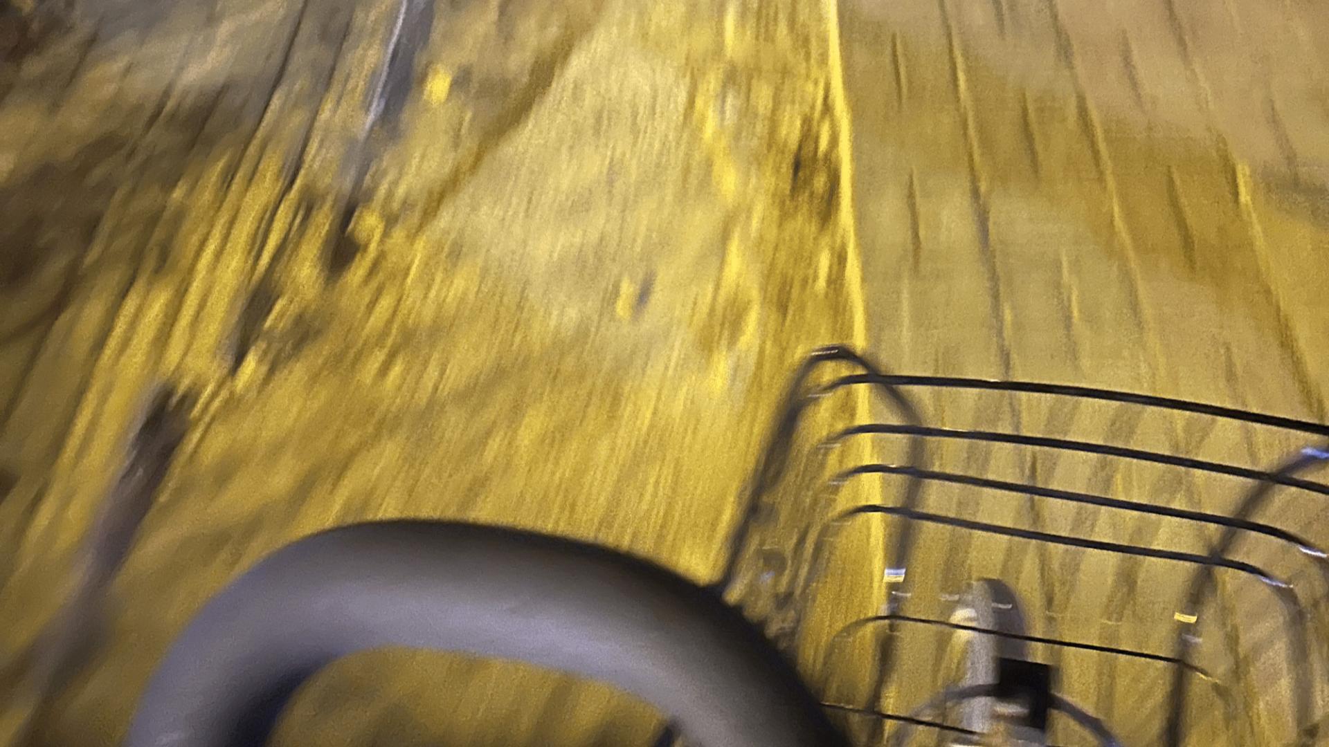 嘉祥县迎风路与呈祥大道交汇处人行道“伤痕”，谁来解决这出行之痛？