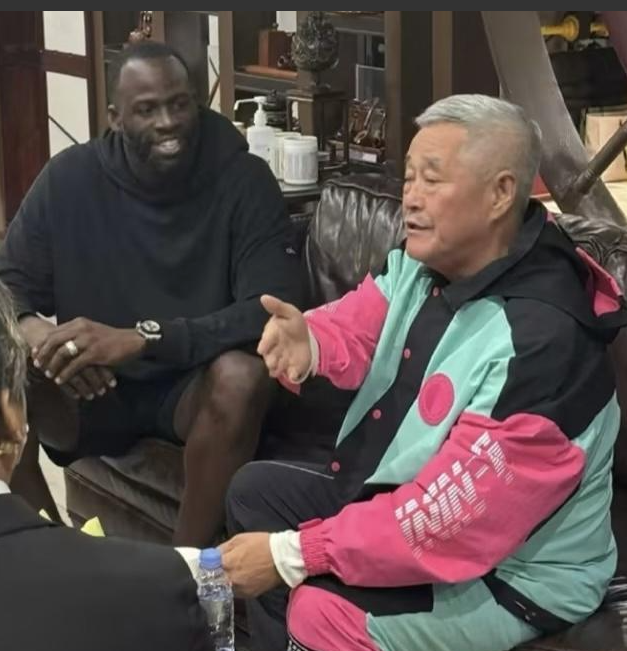 追梦格林在本山大叔面前，乖得像个孩子，这追梦格林确实情商高，知道本山大叔地位高，