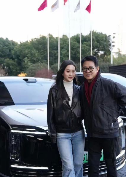 李连杰带女儿去提车，但是他女儿怎么感觉一脸嫌弃的样子？ ​​​