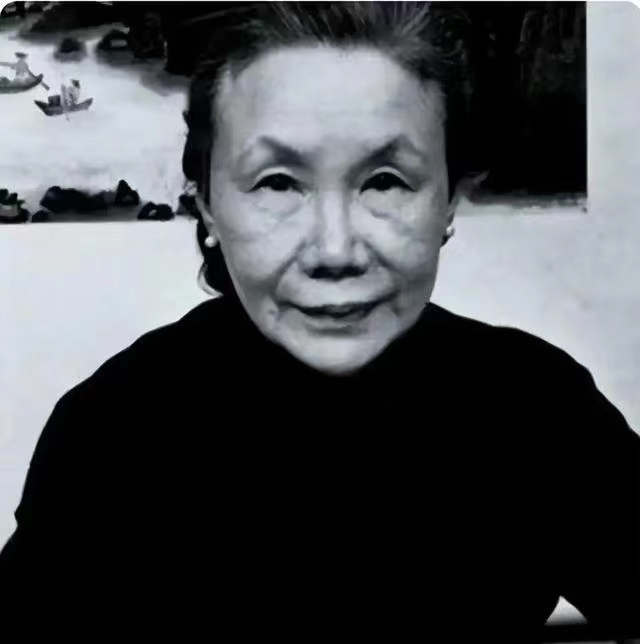 1937年，张幼仪凭着商人的敏锐，囤积了大批军服染料，以100倍价格卖出，大发国