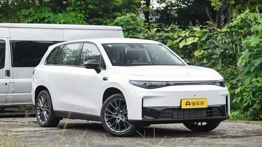 零跑C10，实用主义与品质感并存，为年轻人量身打造