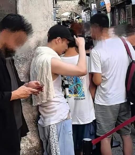 #偶遇张艺兴排队买包子# 网友在乌镇遇到张艺兴排队买包子。从照片中可以看到该家包