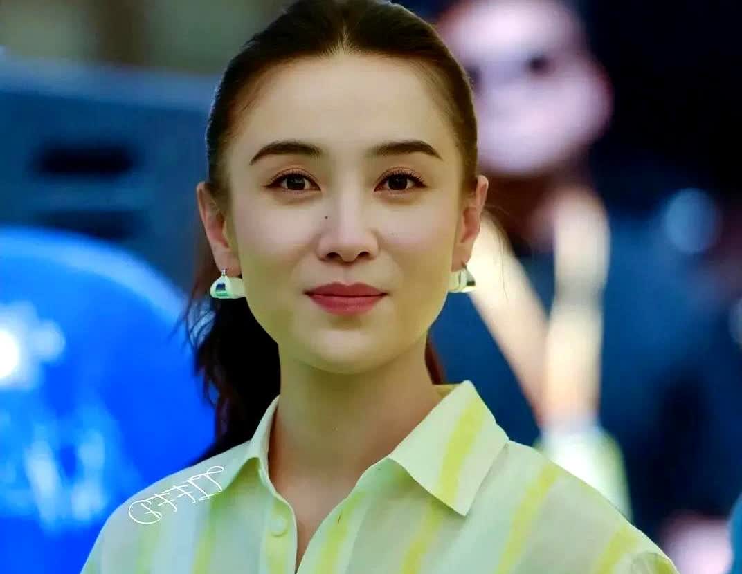 研究了大半天，

终于从宋佳身上发现一个秘密，

那就是女人可以胖可以瘦
