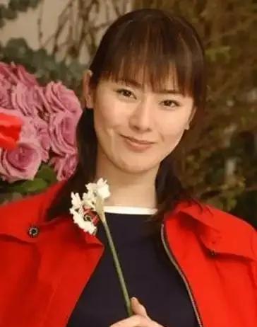 45岁女星家中孤独离世：那个‘铃兰’般的女孩，终究没被世界温柔以待！