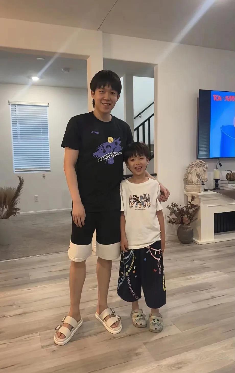 有人说: 甜甜儿子会不会也叫楚钦头哥[尬笑]
这孩子嘴巴可甜了，会不会直接喊姑父