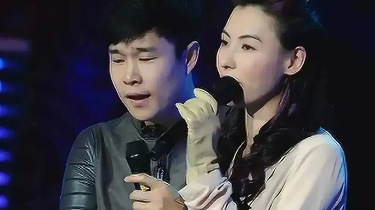 一次节目中张柏芝与小沈阳在舞台上合唱，突然小沈阳一个环抱搂住张柏芝，遭到外界批评