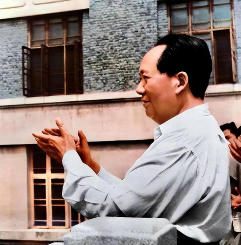 1949年9月30日，毛泽东以575票当选主席，距离“满票”缺了一票，周恩来找到