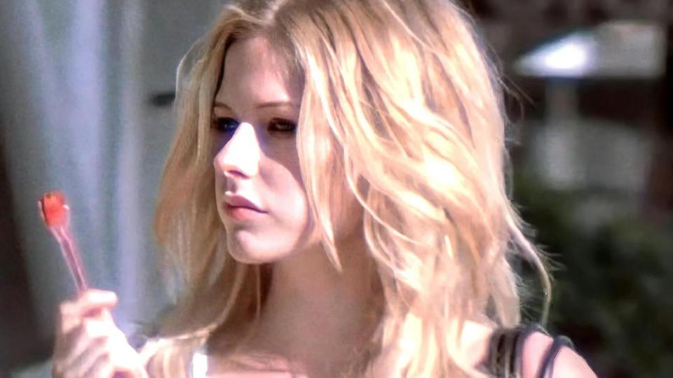 39岁艾薇儿这颜值是真实的吗？怼脸拍也毫无瑕疵，不愧是无死角颜