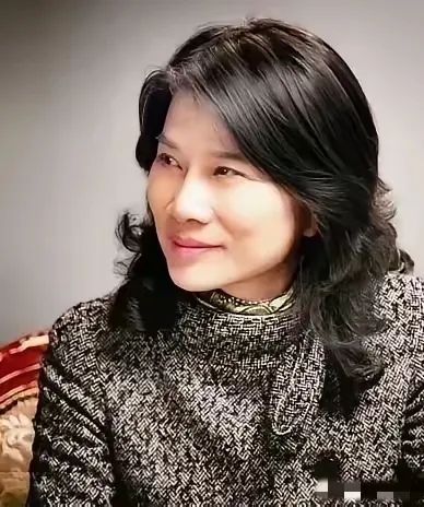 董明珠虽成功，说实话不幸福！

董明珠虽然世界上挺成功的，

但说实话，

她这