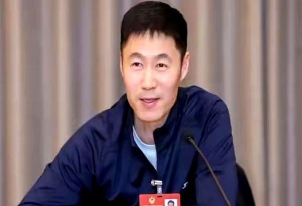 王励勤，新一届乒协主席。曾经的“二王一马”，如今执掌乒乓球坛。三届世乒赛男单冠军