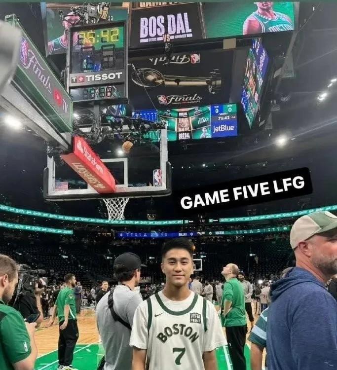 赌王儿子入股NBA凯尔特人队。
凯尔特人老板收获61亿美金，交出了球队大部分的股