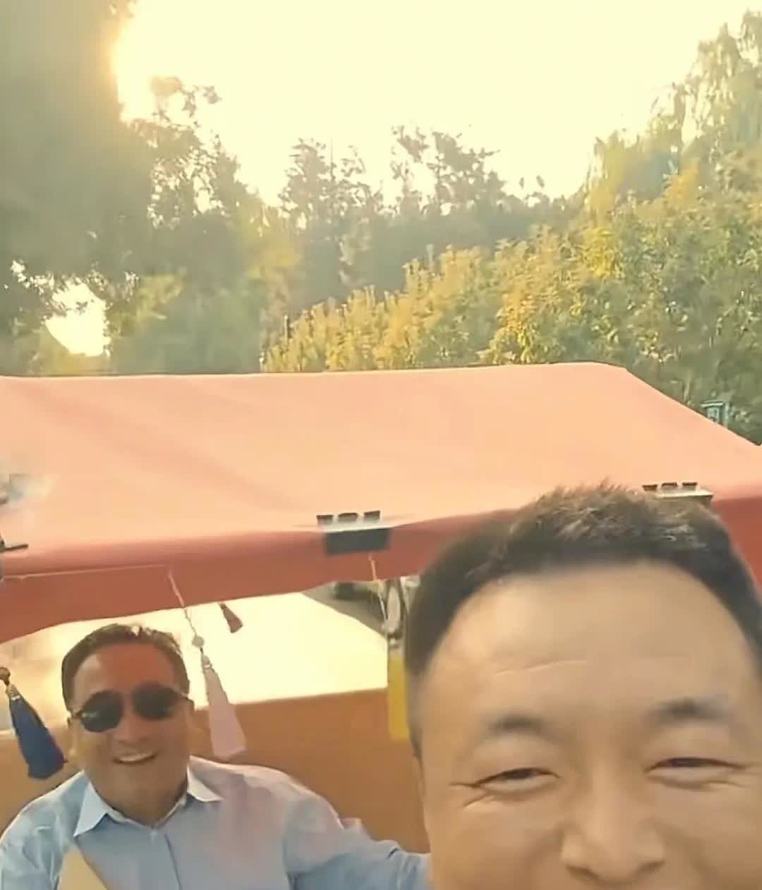 姜昆北京胡同被偶遇，坐在黄包车上开怀大笑，75岁头发乌黑不显老