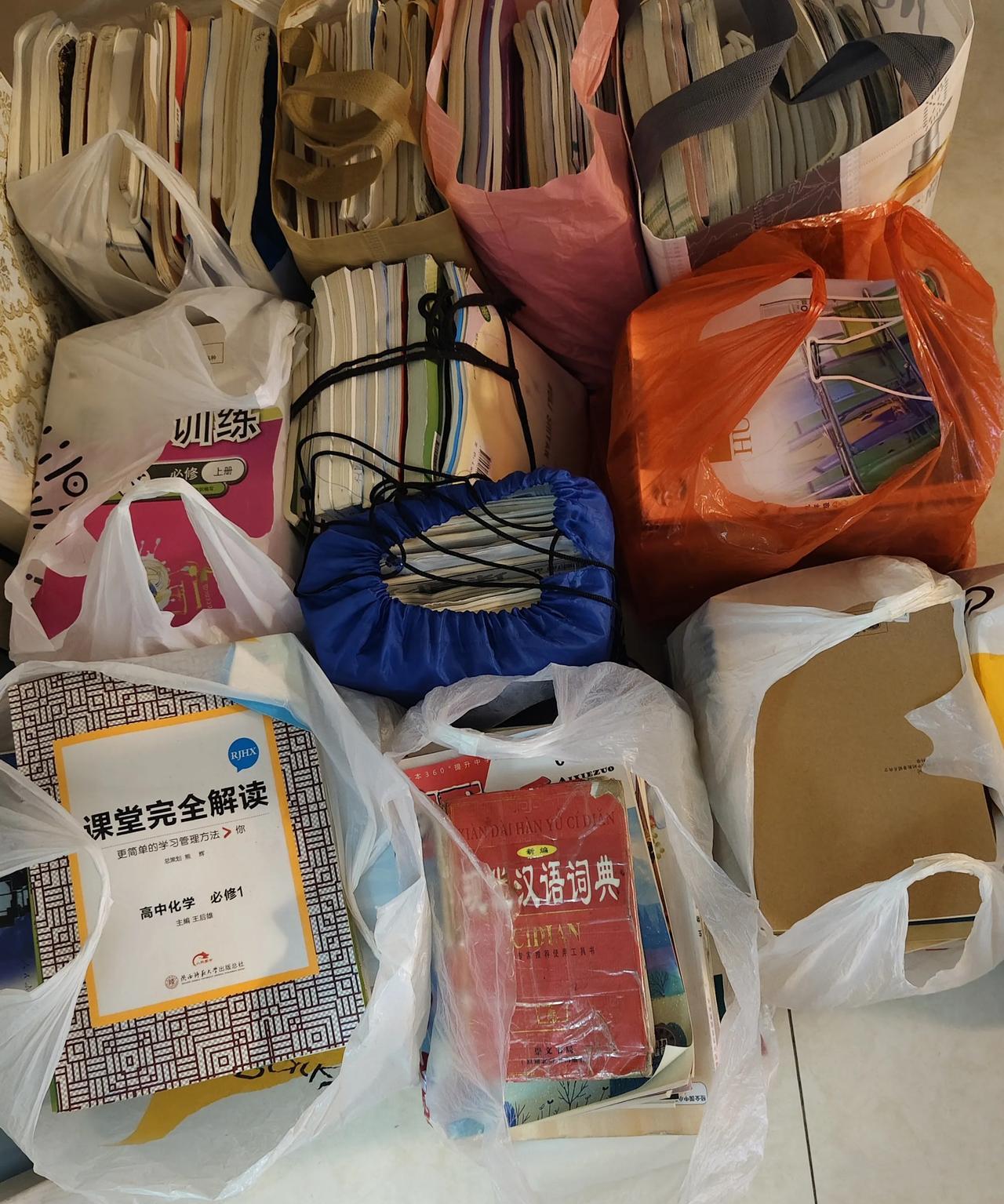太气人了吧！谁家孩子有这么迫不及待的吗？高考成绩还没出来，高中三年的书已经通通卖