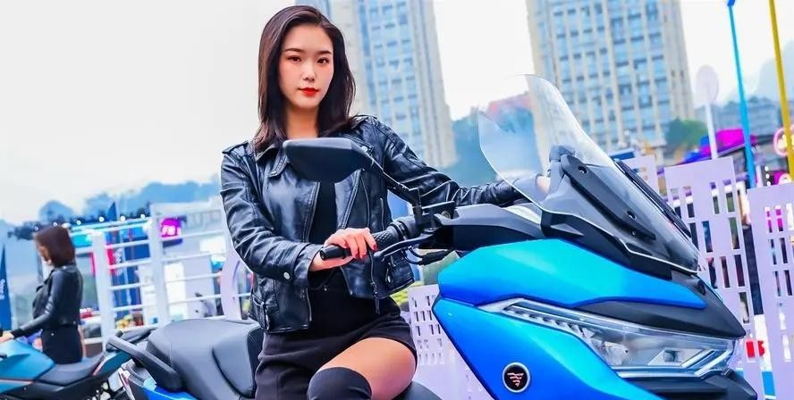 鬼火少年吸引女孩 高学历者单身多



这年头，真是让人看不懂！轰着改装摩托的鬼