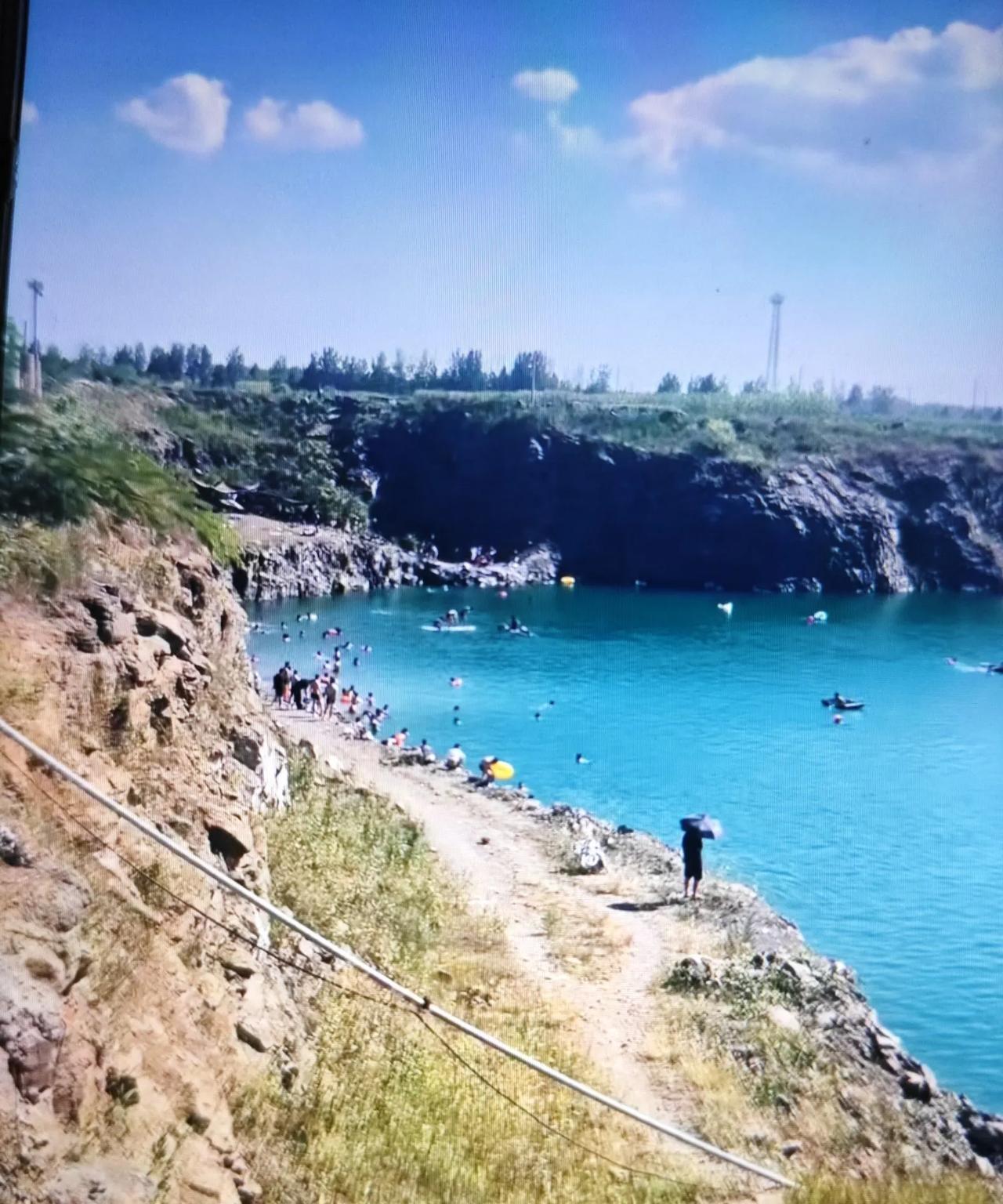即墨区大信街道高家洼村西北的马尔代夫大矿坑越来越火了！抖音同城经常能刷到一些人去