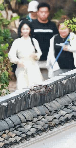 #哈哈姐魅力飙升呀#
我韵今天是大姐大呀！
看看这潇洒不羁的走姿，自信又张扬，发