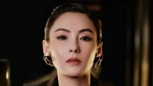 张柏芝晒二儿子近照，小Q打扮时尚潮装出镜，酷帅模样很像谢霆锋