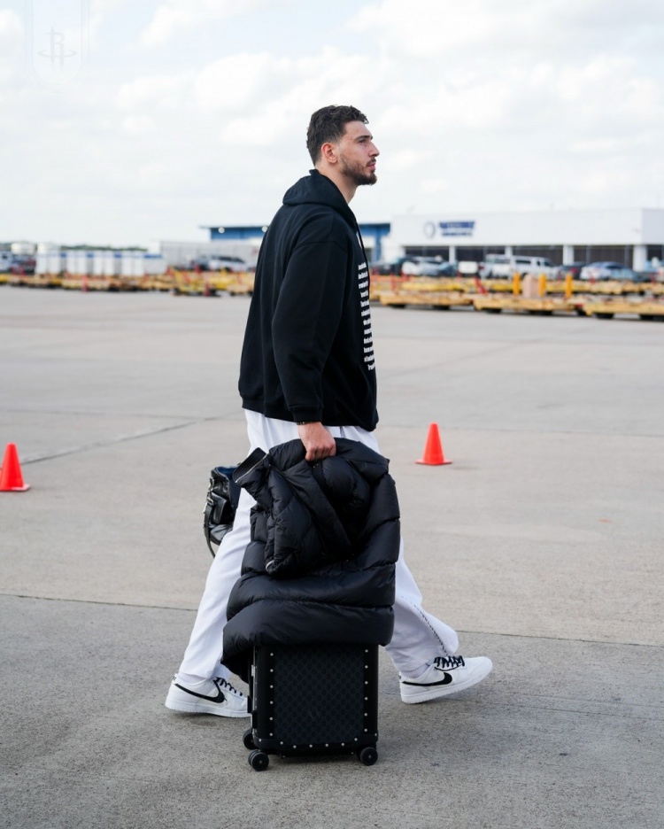 11月22号上午，休斯顿火箭队的对手是掘金队，本场比赛火箭队主场作战。我们知道，