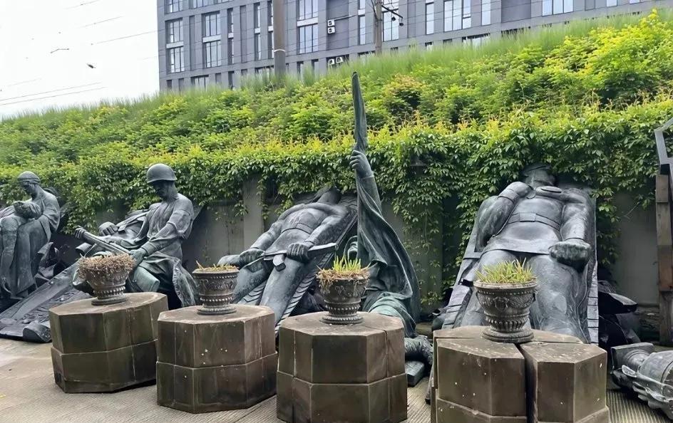 挖掘烈士公墓用红军遗骸与俄交换战俘，乌克兰人的恶劣行径突破底线！
    16日