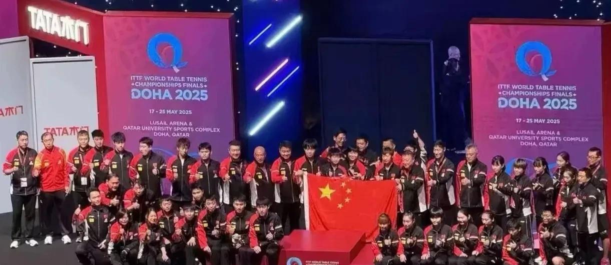 多哈国乒队大合影蒯曼不是电灯泡。你们看到的都是蒯曼站在了混双组合的中间。不是你们