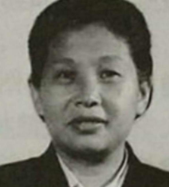 1939年，22岁的新四军女战士徐敏正在如厕，突然被一个壮汉拦腰抱住，那人不由分